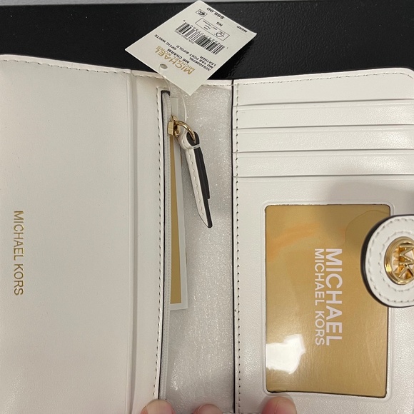 Michael Kors Charm Medium Tab Pocket Bifold Wallet - Optic White - NWT - Picture 4 of 4